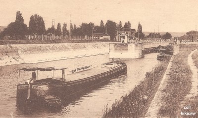 Notre-Dame-de-la-Garenne (Eure) - Entrée dans la grande écluse (dét).jpg