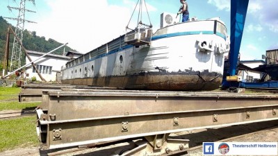 ROANBER au chantier de Neckarsteinach - été 2016 - photo de la page Facebook Theaterschiff Heilbronn (1).jpg (167.31 Kio) Vu 2015 fois ROANBER au chantier de Neckarsteinach - été 2016 - photo de la page Facebook Theaterschiff Heilbronn (1).jpg