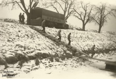 SOLVAY 60 - Vanne-Alcorps - hiver 1963 - déchargement bateaux (2).jpg