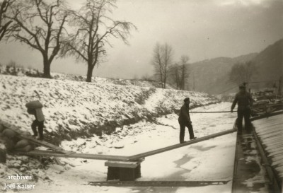 SOLVAY 60 - Vanne-Alcorps - hiver 1963 - déchargement bateaux.jpg