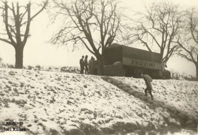 SOLVAY 60 - Vanne-Alcorps - hiver 1963 - déchargement bateaux (3).jpg