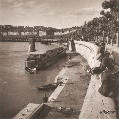 Lyon - Le pont Tilsitt et la colline de Fourvière. La Saône au pont du Palais de Justice (2 dét1).jpg