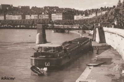 Lyon - Le pont Tilsitt et la colline de Fourvière. La Saône au pont du Palais de Justice (2 dét2).jpg