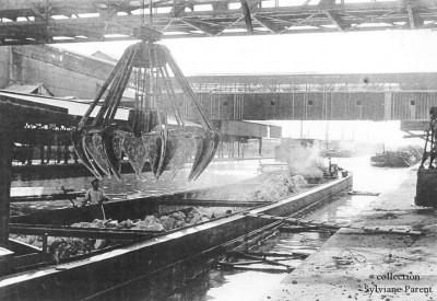 SR26 St GOBAIN 6 en dechargement a Varan vers 1940.JPG