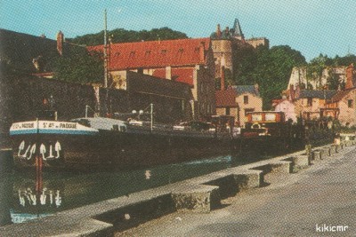 Montargis - Le canal et, au fond, le château (1) vagus.jpg