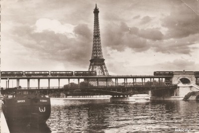 Paris - La Tour Eiffel, le métro aussi veut la voir (1) vagus.jpg