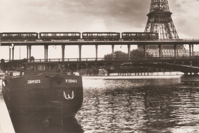 Paris - La Tour Eiffel, le métro aussi veut la voir (2) vagus.jpg