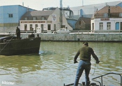 Arques (Pas-de-Calais) - Quai du commerce - Le café-épicerie Dumont (tél. 43) - Poste de fuel-Oil (1) red.jpg (193.85 Kio) Vu 1779 fois Arques (Pas-de-Calais) - Quai du commerce - Le café-épicerie Dumont (tél. 43) - Poste de fuel-Oil (1) red.jpg