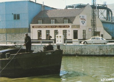 Arques (Pas-de-Calais) - Quai du commerce - Le café-épicerie Dumont (tél. 43) - Poste de fuel-Oil (2) red.jpg (217.64 Kio) Vu 1906 fois Arques (Pas-de-Calais) - Quai du commerce - Le café-épicerie Dumont (tél. 43) - Poste de fuel-Oil (2) red.jpg