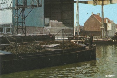 Arques (Pas-de-Calais) - Quai du commerce - Pont des Flandres (2) red.jpg (222.71 Kio) Vu 1910 fois Arques (Pas-de-Calais) - Quai du commerce - Pont des Flandres (2) red.jpg