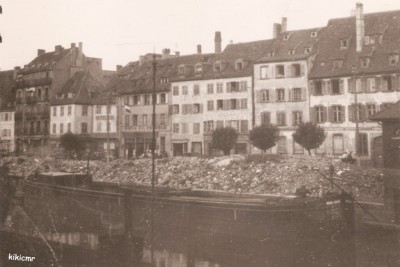 Strasbourg - Les gravats provenant des ruines sont enlevés par des péniches (red).jpg