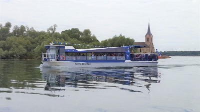Photo-nouveau-bateau-bateau-avec-Eglise (Copier).jpg
