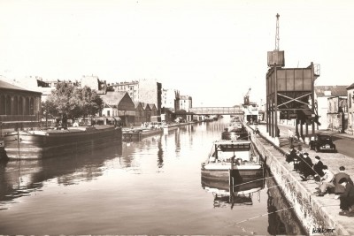 Paris (XIXe) - Le canal de l'Ourcq vu du pont de la rue de Crimée (1) (red).jpg