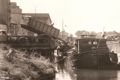 Bray-sur-Seine - Péniches en chargement (2) (red).jpg