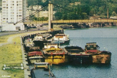 Elbeuf (Seine-Maritime) - La Seine, les quais - Au fond, le Puchot (3) (red).jpg