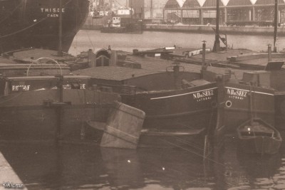 Dunkerque (Nord) - Le chargement des péniches (1) (red) - 3 - ND de SEEZ.jpg