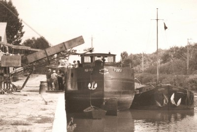 Omey (Marne) - Le canal et le port (dét).jpg