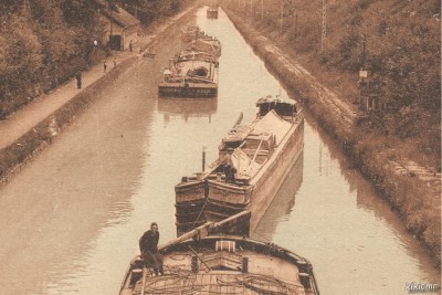 Mont-de-Billy - Route Châlons-Reims - Bateaux entrant sous le funiculaire - Direction la Marne (dét).jpg