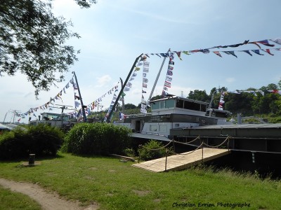 St Mammès Romantica bateau des Mariés.JPG