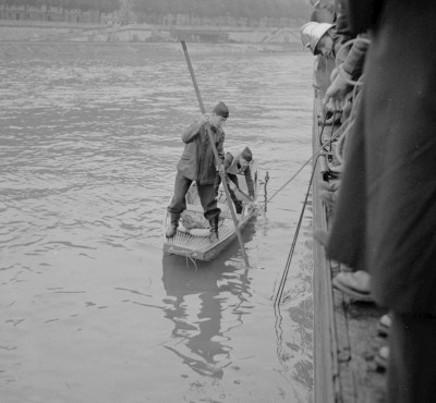 chacun-son-role-pendant-que-le-premier-sauveteur-tente-de-reperer-l-epave-du-vehicule-a-l-aide-d-une-grande-barre-de-fer-le-deuxieme-se-charge-d-ecoper-la-barque-qui-montre-quelques-signes-d-instabilite-17-novembre-1961-archives-le-progres-1604672395.jpg (378.88 Kio) Vu 327 fois chacun-son-role-pendant-que-le-premier-sauveteur-tente-de-reperer-l-epave-du-vehicule-a-l-aide-d-une-grande-barre-de-fer-le-deuxieme-se-charge-d-ecoper-la-barque-qui-montre-quelques-signes-d-instabilite-17-novembre-1961-archives-le-progres-1604672395.jpg