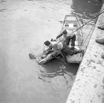 ca-y-est-on-apercoit-enfin-une-partie-du-vehicule-sur-laquelle-un-sauveteur-joue-les-equilibristes-pour-y-fixer-de-gros-quot-hamecons-quot.jpg (407.14 Kio) Vu 325 fois ca-y-est-on-apercoit-enfin-une-partie-du-vehicule-sur-laquelle-un-sauveteur-joue-les-equilibristes-pour-y-fixer-de-gros-quot-hamecons-quot.jpg