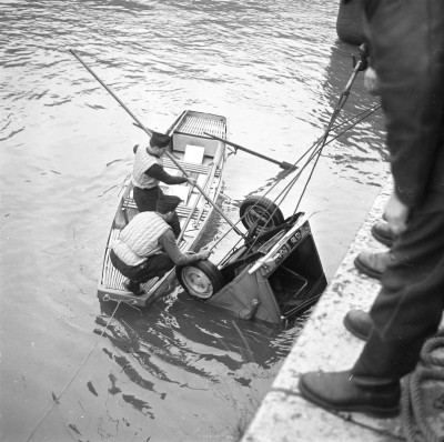 l-epave-est-attiree-au-plus-pres-du-bord-du-quai-et-l-operation-de-relevage-va-pouvoir-debuter-.jpg (444.48 Kio) Vu 297 fois l-epave-est-attiree-au-plus-pres-du-bord-du-quai-et-l-operation-de-relevage-va-pouvoir-debuter-.jpg