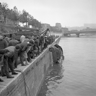 pour-ne-rien-manquer-de-cette-peche-spectaculaire-et-observer-l-etat-presque-intact-de-cette-citroen-2cv-les-badauds-n-hesitent-pas-a-se-pencher-dangereusement-au-dessus-de-la-riviere.jpg (398.94 Kio) Vu 297 fois pour-ne-rien-manquer-de-cette-peche-spectaculaire-et-observer-l-etat-presque-intact-de-cette-citroen-2cv-les-badauds-n-hesitent-pas-a-se-pencher-dangereusement-au-dessus-de-la-riviere.jpg