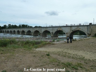 11 Le Guetin le pont canal.JPG