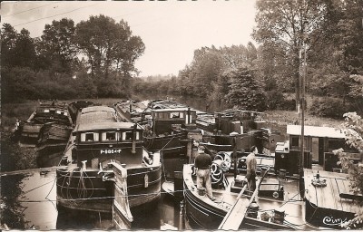 Longueil-Annel - bateaux en attente au chantier [vagus].jpg