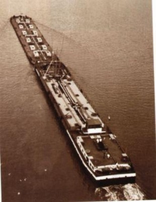 normandie et sa barge [800x600].jpg