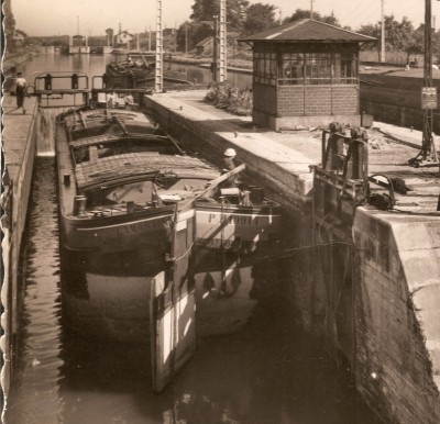 Tergnier (Aisne) - L'écluse du pont de Fargniers, canal de Saint-Quentin - LAMARTINE P11091F et péniche Spitzberg [vagus].jpg