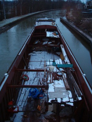 Crévic Mowgli (atelier) amarré sous le pont.jpg