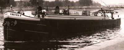 Vinotra 8 - sur la Seine à Paris (dét).jpg