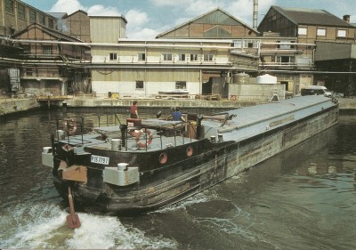 Ecluse de Corbehem (62) - Manoeuvre délicate devant l'usine Béghin [vagus].jpg
