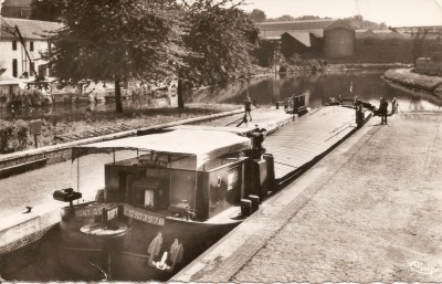 Hautmont (Nord) - Péniche sur la Sambre [vagus].jpg