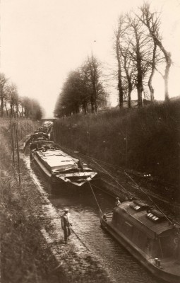 Escommes près Pouilly-en-Auxois - Convoi de bateaux dans la tranchée [vagus].jpg