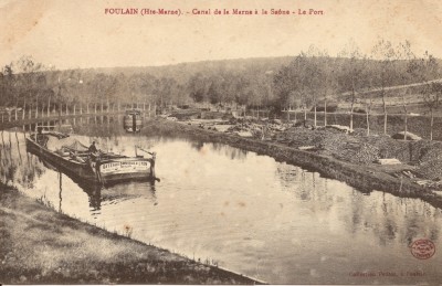 omnibus Lyon - BISON D1103F - Foulain (Hte-Marne) - Canal de la Marne à la Saône - Le port.jpg