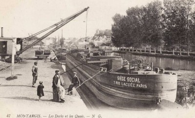 Montargis - Les docks et les quais (benne dans cale).jpg