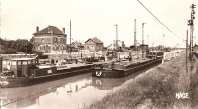 Chauny (Aisne) - Le canal de Saint-Quentin - CASABLANCA (vagus).jpg