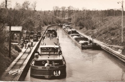 Lay-Saint-Rémy (M.-et-M.) - Le canal - Arrêt pour le passage de la voûte (vagus).jpg