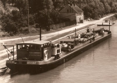 Crécy (Yonne) - Le canal de Bourgogne - ESSO REIMS (vagus).jpg