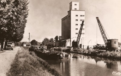 Vitry-le-François (Marne) - Le canal (dét1) (vagus).jpg