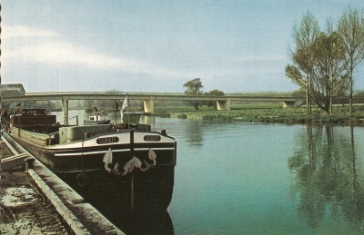 Bray-sur-Seine - 77 - Le port et le pont sur la Seine (vagus).jpg