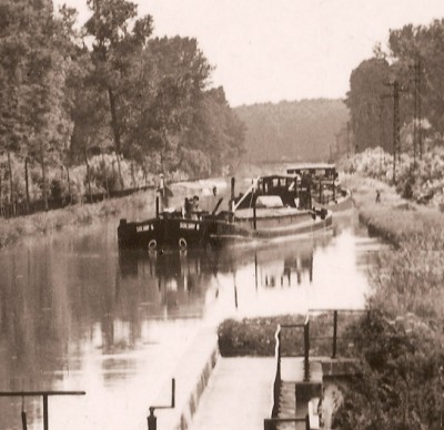 Solvay 6 - Pargny-sur-Saulx (Marne) - L'écluse sur le canal de la Marne au Rhin - Pont canal (détail).jpg