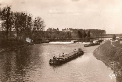 Solvay 29 77 - Congis (S.-et-M.) - Isles-les-Meldeuses - Le barrage et l'écluse.jpg