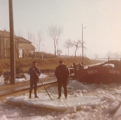 Solvay 34 - écluse de Mouacourt - 18 janvier 1970 - M. Kiffer et marinier du bateau les gosses.jpg