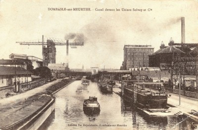 Solvay 48 et 1 - Dombasle-sur-Meurthe - Canal devant les usines Solvay.jpg