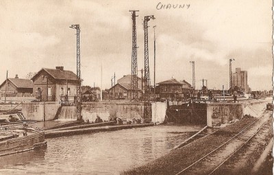 Solvay 70 - Chauny (Aisne) - L'écluse sur le canal de Saint-Quentin.jpg