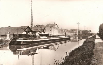 Solvay 78 - Damparis (Jura) - Canal et usine de Belvoye (NB).jpg