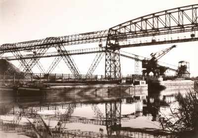 Solvay 110 92 116 - Tavaux-Cités (Jura) - Usine Solvay - Le pont transbordeur sur le canal.jpg